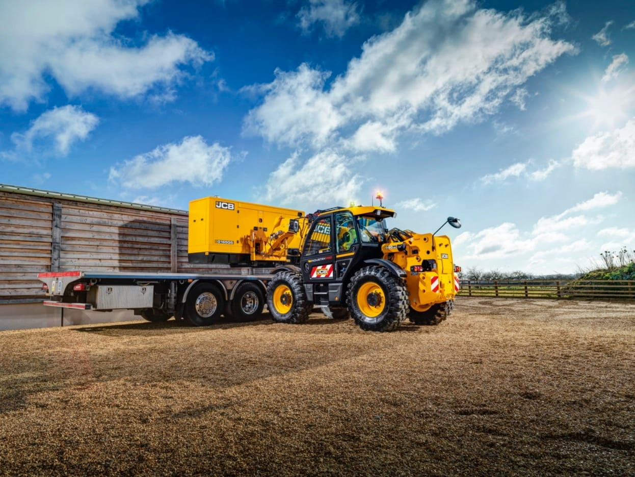 jcb Teleskoplader hebt Container auf LKW Sattelschlepper